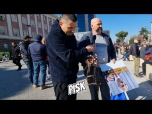 “Do ta leshoj te haj bar”, protestuesi i çudtishem merr me vete freret e kalit per Edi Ramen