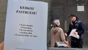 “KERKOJ PASTRUESE” – Reagimet epike te qytetareve ne Tirane kur kerkon te punesosh nje pastruese