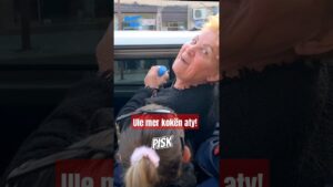 “Ule mer kokën aty!” momenti pikant i policëve kur shoqërojnë Natashën e Tik Tok-ut për në qeli