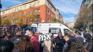 Tezes së Martinit i bie të fikët gjatë protestës për vr*sjen e 14 vjeçarit para Min. së Arsimit