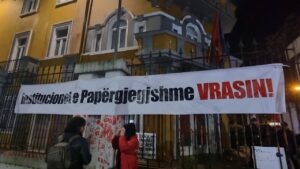 LIVE nga protesta perpara Ministrise se Arsimit per vr*sjen e 14 vjeçarit